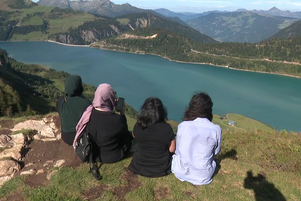 Des dizaines de jeunes femmes participent ce jour-là à la randonnée organisée par Bilel - 7 septembre 2024