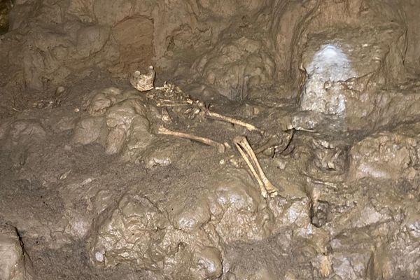 Quatre sépultures néolithiques étudiées par des chercheurs dans une grotte à Foissac (Aveyron).