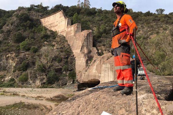 Les travaux dans cette zone escarpée et dangereuse nécessite l'intervention de personnes spécialisées en travaux acrobatiques.