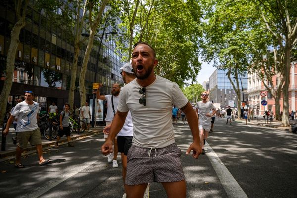 Lors d'une marche blanche visant à rendre hommage à Maïcky Loerch, mardi 30 juillet 2024 au centre-ville de Toulouse, en Haute-Garonne, les membres de la communautés des gens du voyage ont exprimé leur colère.