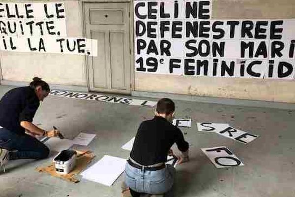 Marguerite Stern, ancienne Femen, accompagnée de militantes féministes, a commencé à coller des affiches pour sensibiliser aux féminicides la semaine dernière à Paris. 