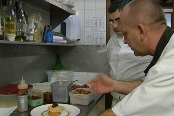 Christophe Grain en cuisine avec le restaurateur avallonnais qu'il aide à réviser toute son organisation