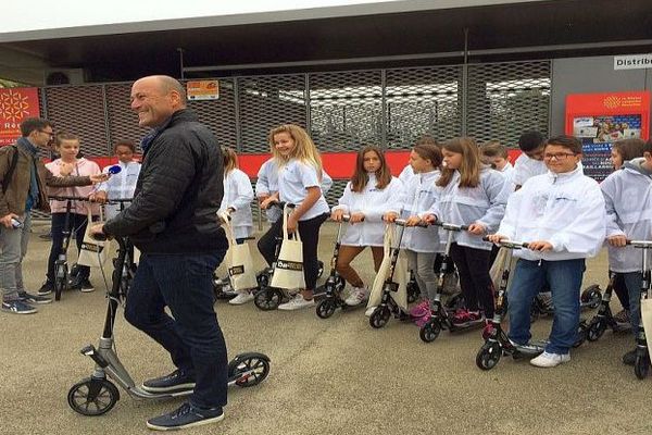 Baillargues (Hérault) - le maire lance le prêt gratuit de trottinettes - novembre 2016.