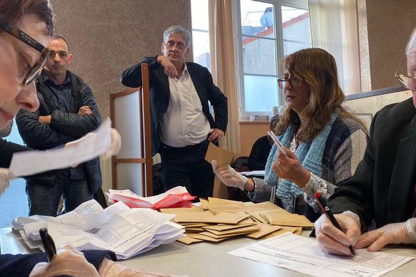 L'ancien maire PS de Carmaux (Tarn), Alain Espié (au centre de la photo) lors d'une quadrangulaire au second tour.   