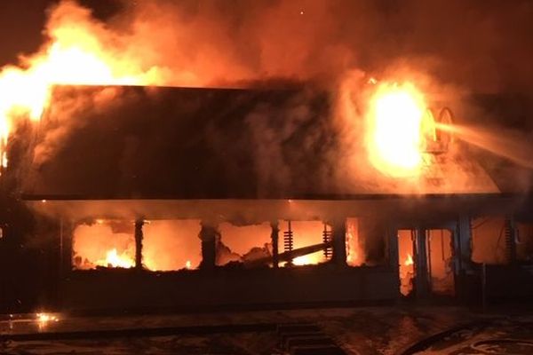 Les flammes ont très gravement endommagé le restaurant.