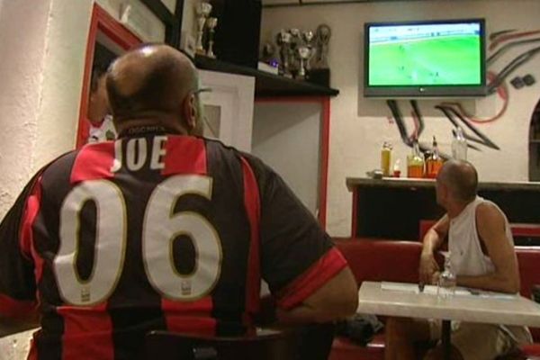 A défaut de se rendre à Chypre, les supporters niçois ont suivi leur équipe à la TV