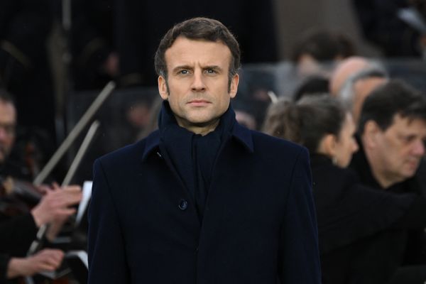 Emmanuel Macron lors de la cérémonie de la Journée nationale et européenne d'hommage aux victimes du terrorisme au domaine du Grand Trianon, près du château de Versailles, au sud-ouest de Paris, le 11 mars 2022