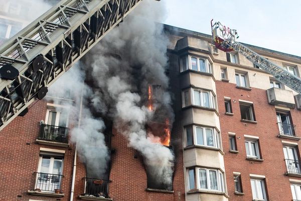 L'immeuble est situé rue Alphone-Karr, dans le 19e arrondissement de Paris.