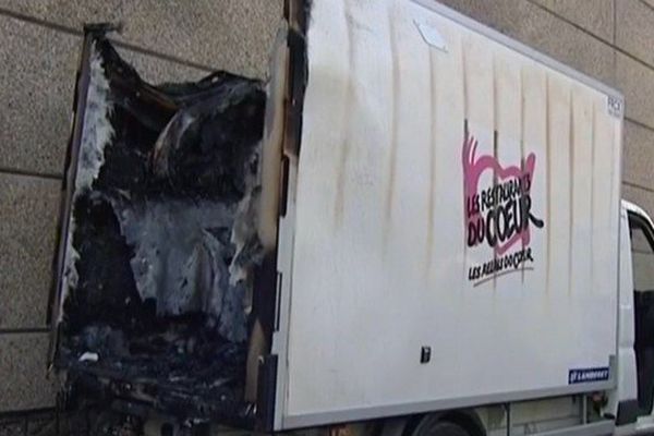 Un des camions incendiés aux Restos du Coeur ce lundi. 