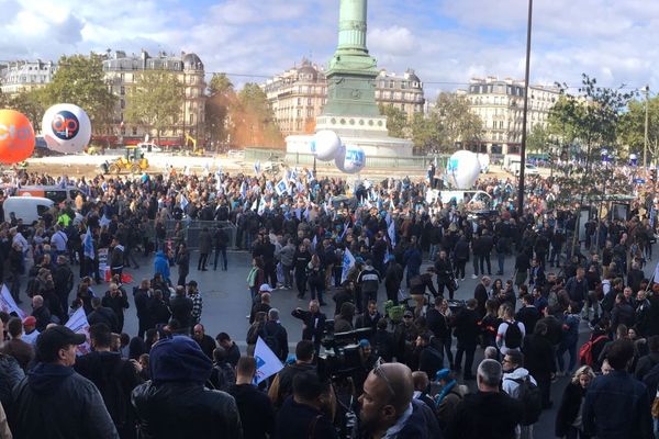 La « marche de la colère » des policiers, au départ de la place de la Bastille.