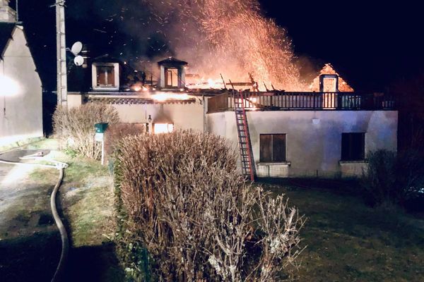 La maison totalement embrasée la nuit dernière