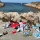 Déchets sur la Baie des Singes, à Marseille, le 28 juillet 2024.