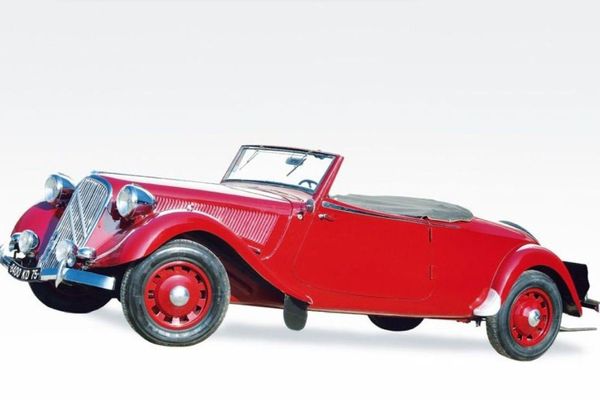 La Citroën la plus chère du monde est une traction cabriolet de 1939. Le 15 mars 2015, elle a été adjugée 612 440 euros lors d'une vente aux enchères à Fontainebleau. A l'origine, elle avait été commandée par la famille Michelin.