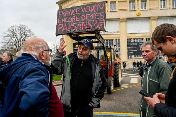 Des agriculteurs manifestent devant la préfecture de Caen (Calvados), le 25 janvier 2024.