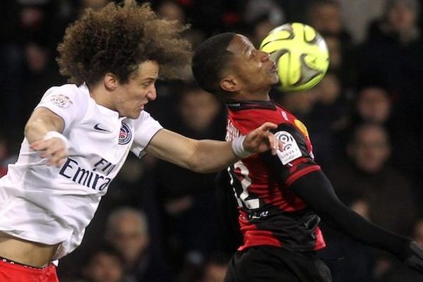 David Luiz du PSG opposé à Claudio Beauvue 