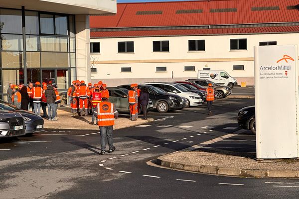 Des salariés d'Arcellor Mittal Reims ont débrayé le 20 novembre. A l'appel des syndicats suite aux annonces de réorganisation.