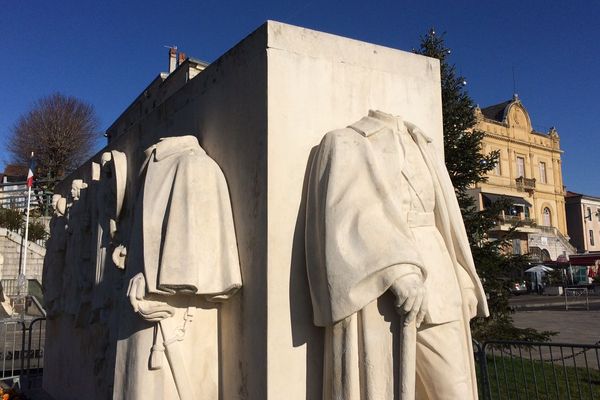 Le 22 décembre, les habitants de Saint Gaudens découvrent avec stupeur la disparition des têtes des maréchaux Foch, Joffre et Galliéni. Leurs statuts ont été décapitées... 