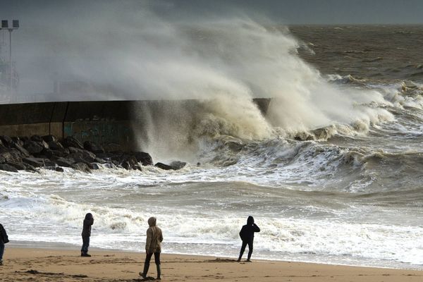 Ne pas s'approcher du littoral et rester prudents sur la route !