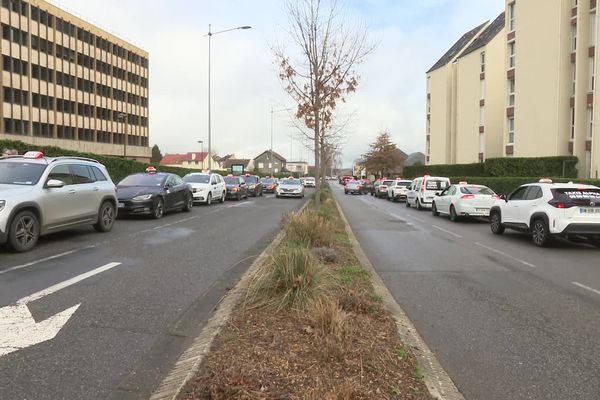 Manifestation d'artisans-taxis creusois, devant la CPAM de Guéret, pour dénoncer un projet de convention voulue par la CNAM, pour réduire les coûts de la prise en charge du transport médical qu'ils assurent.