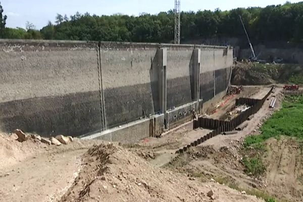 Le barrage est de type "poids", qui bloque l'eau par sa propre inertie et masse. Des travaux d'aménagement étaient nécessaires