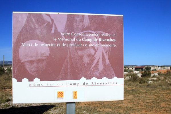 Pancarte qui annonce l'ouverture d'un mémorial du camp de Rivesaltes en souvenir des réfugiés et prisonniers qui ont séjourné.