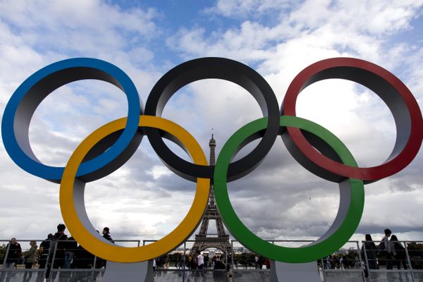 Les anneaux olympiques sur le parvis du Trocadéro