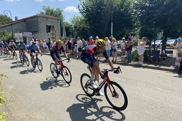 Les coureurs du Tour de France ont traversé le village de Valcabrère à 13h36. Un passage qui a duré moins de deux minutes.