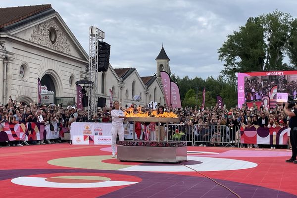 Kassandra Burns allume le chaudron installé devant le musée de la Bande Dessinée d'Angoulême.