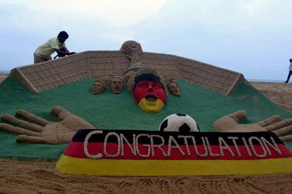 Sur la plage de Puri en Inde, l'artiste Sudarsan Pattnaik a réalisé une sculpture de sable en l'honneur de l'équipe de foot allemande pour sa victoire en la Coupe du Monde