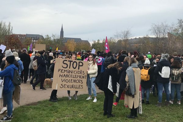 Une trentaine de marche contre les violences à l'encontre de toutes les femmes étaient prévus à travers le pays. A Strasbourg, 16 associations y ont participé, au départ de la place de l'Etoile. 