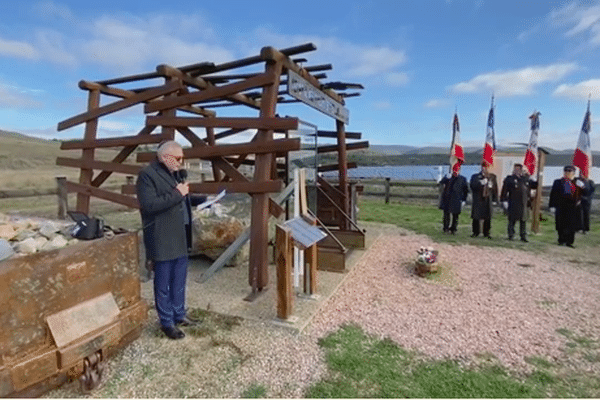 Une cérémonie en hommage à treize juifs déportés en 1944, tous anciens travailleurs des mines d'or de Salsigne (Aude), au mémorial des mineurs la Montagne noire, le 31 janvier 2024.