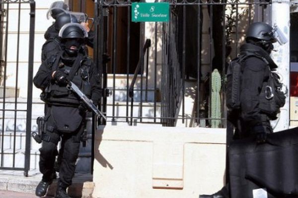 Les policiers du GIPN lors de l'opération anti-terroriste à Cannes le 6 octobre 2012.