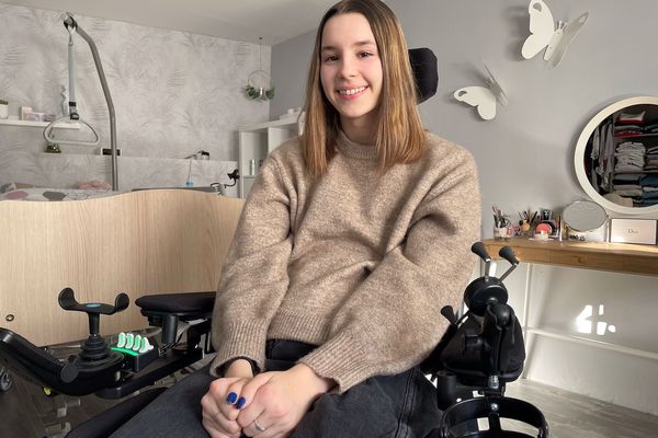 Melyane Eichwald, sur son fauteuil roulant, garde le sourire.