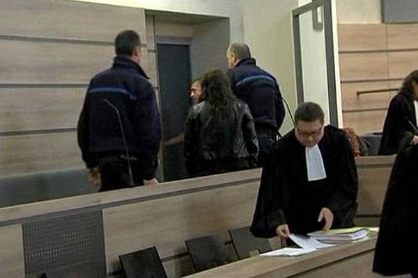 Eugénie Toutain (blouson noir, de dos)  lors de son procès aux assises de l'Orne, 26 novembre 2013