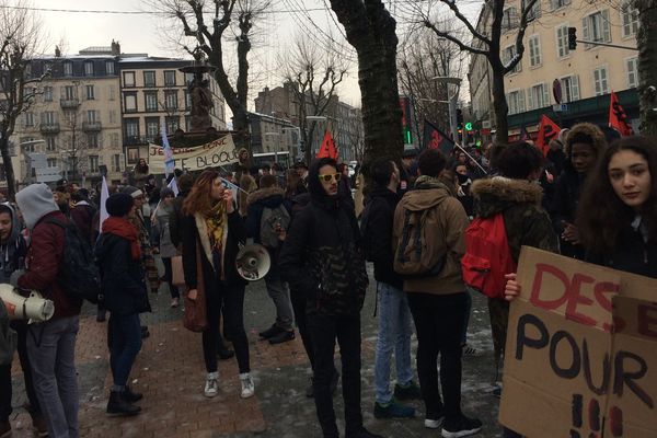 A Clermont-Ferrand, environ 350 manifestants ont défilé jusqu'au rectorat. 