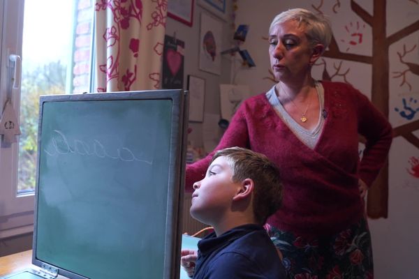 Hélène Brouland, graphothérapeute, accompagne Esteban, élève de CE2, dans le réapprentissage de l'écriture.