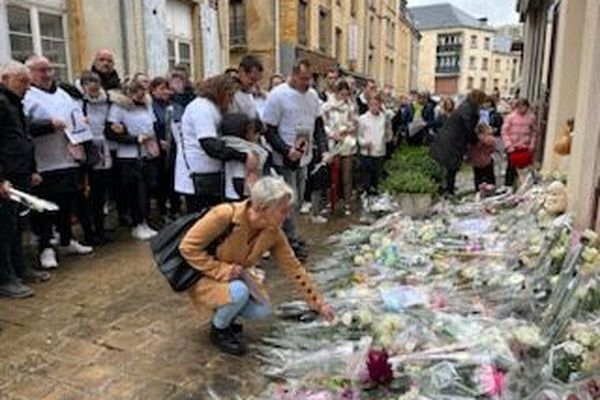 Dépôt de fleurs pour rendre hommage à Loana.