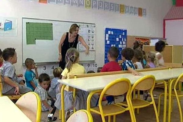 Le Crès (Hérault) - les enfants et les enseignants expérimentent la semaine de 4,5 jours depuis un an - 2 septembre 2014.