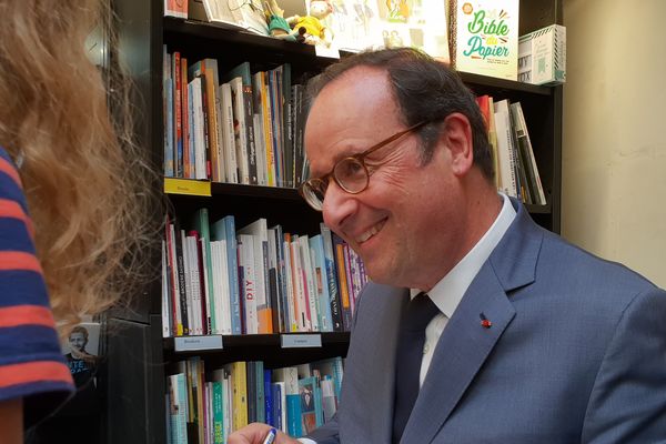 L'ancien président de la République était en dédicaces à la librairie de L'Armitière à Rouen