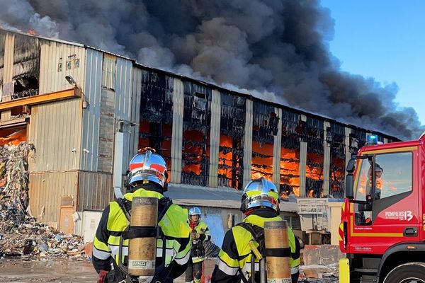 Incendie du centre de tri de l'entreprise Recyclage concept 13 à Saint-Chamas.