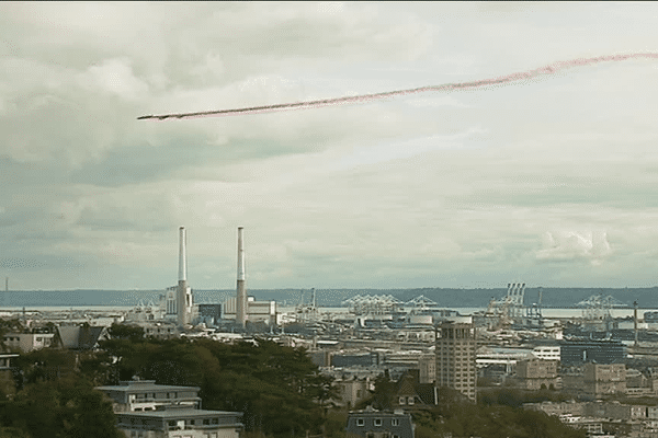 Les avions de la patrouille de France dans le ciel du Havre