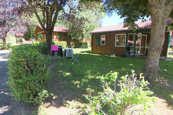 Les chalets du camping municipal l'Astrée à Bourg-Argental