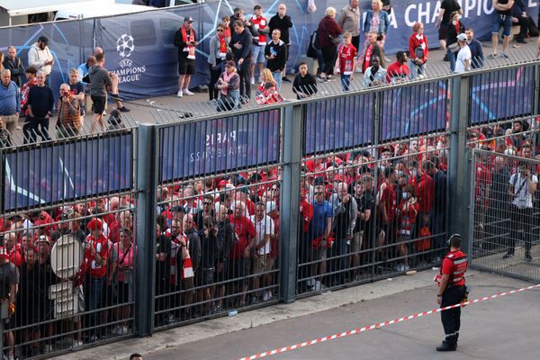 Des supporters de Liverpool massés devant les grilles du Stade de France, le 28 mai 2022, à Saint-Denis.