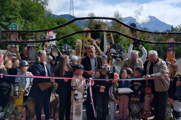 Le portique du skatepark "Versus" à Saint-Jean-de-Maurienne (Savoie) le jour de son inauguration, le 14 septembre 2024.