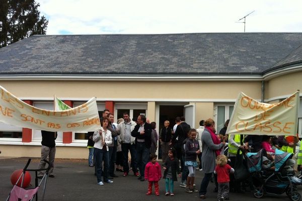 Les parents d'élèves occupent l'école maternelle de Cellettes (41) - 11 septembre 2013