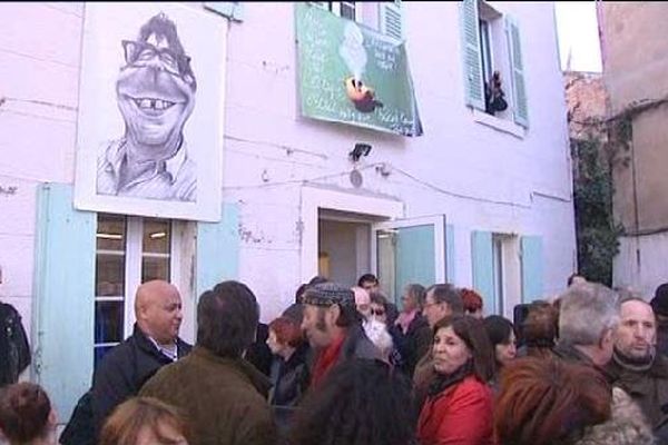 La caricature de Tignous sur les murs du festival de l'Estaque, Tignous l'un des dessinateurs de Charlie Hebdo assassiné