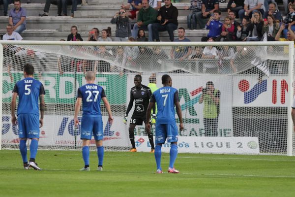 Saturnin Allagbé, le gardien de but de Niort, face au pénalty d'Amiens.