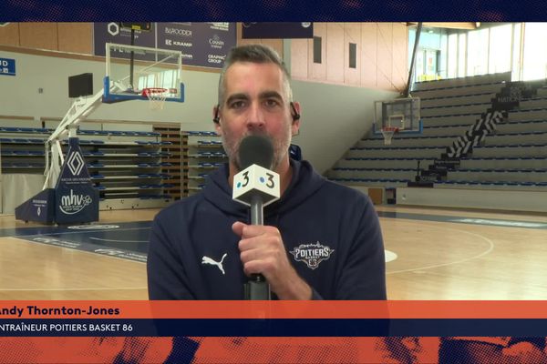 Andy Thornton-Jones, l'entraîneur de Poitiers Basket, invité de NoA Basket, revient sur la pleine forme de son équipe.