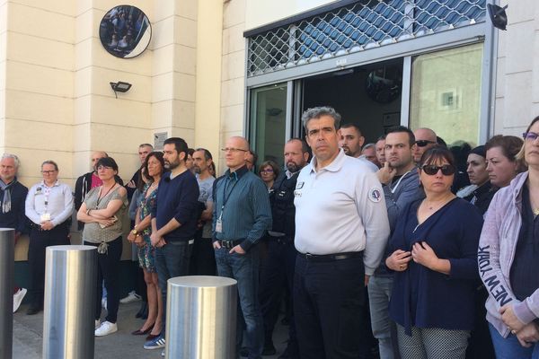 Le rassemblement devant le commissariat de Poitiers