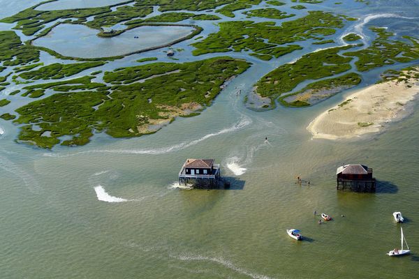 Les fameuses cabanes tchanquées de l'île aux oiseaux (Bassin d'Arcachon / Gironde) vues du ciel